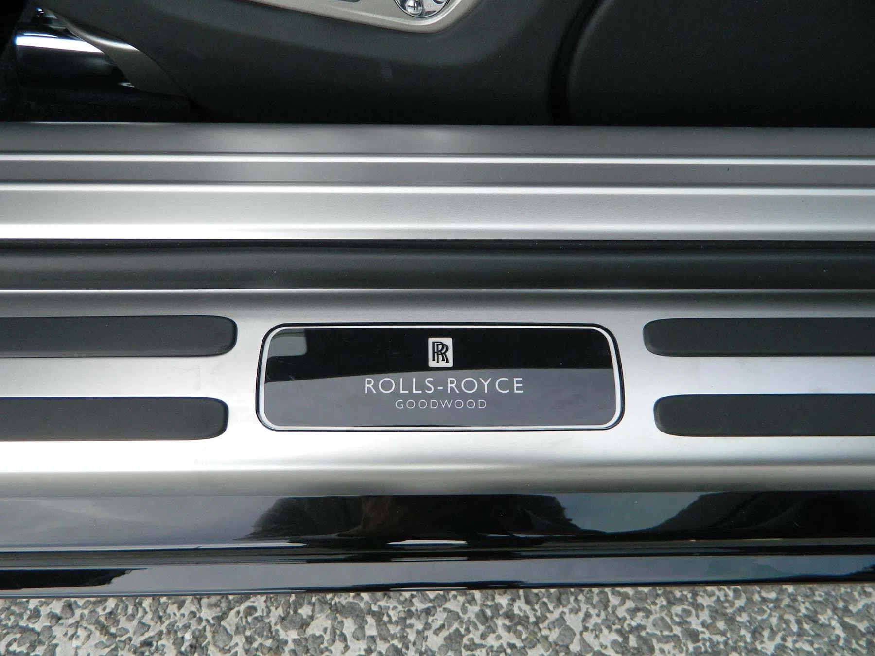 2017 Rolls-Royce Wraith Black Badge Diamond Black interior, door sill, Black & Mugello Red