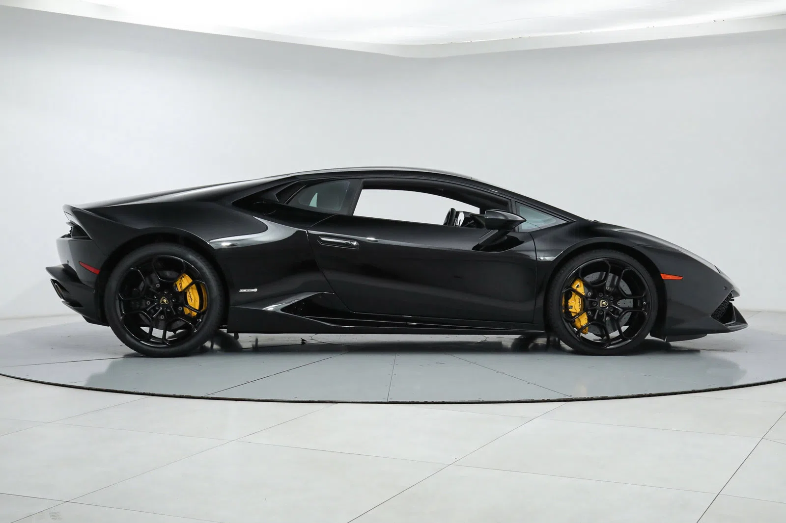 2015 Lamborghini Huracan LP610-4, side profile