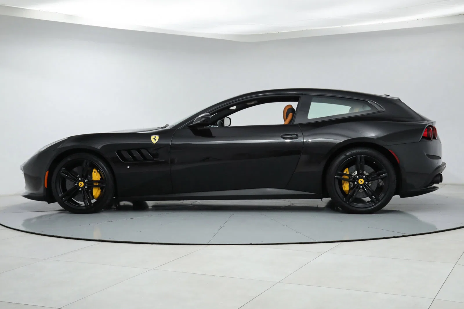 2018 Ferrari GTC4 Lusso, side profile