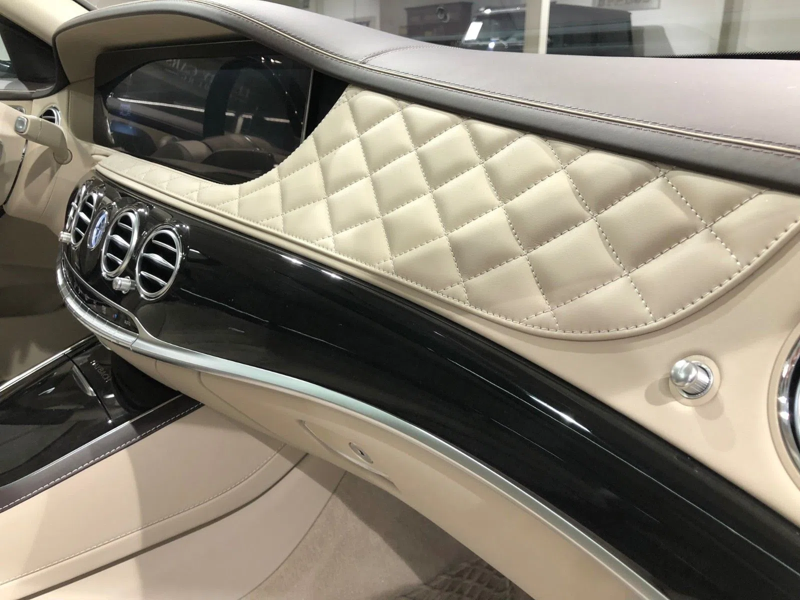 2019 Mercedes-Maybach S 560 4M interior, door panel, Beige