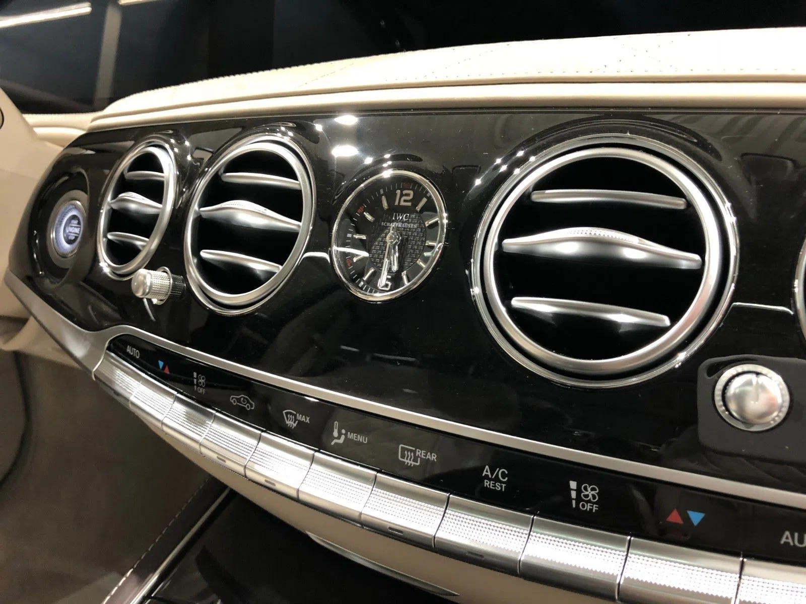 2019 Mercedes-Maybach S 560 4M interior, Beige