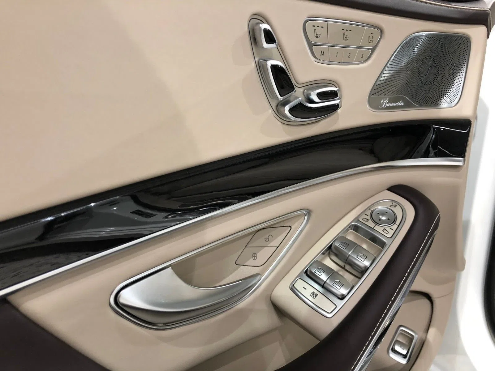 2019 Mercedes-Maybach S 560 4M interior, door panel, Beige