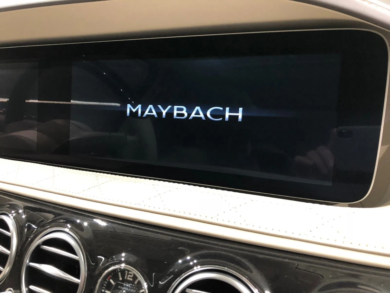 2019 Mercedes-Maybach S 560 4M interior, Beige