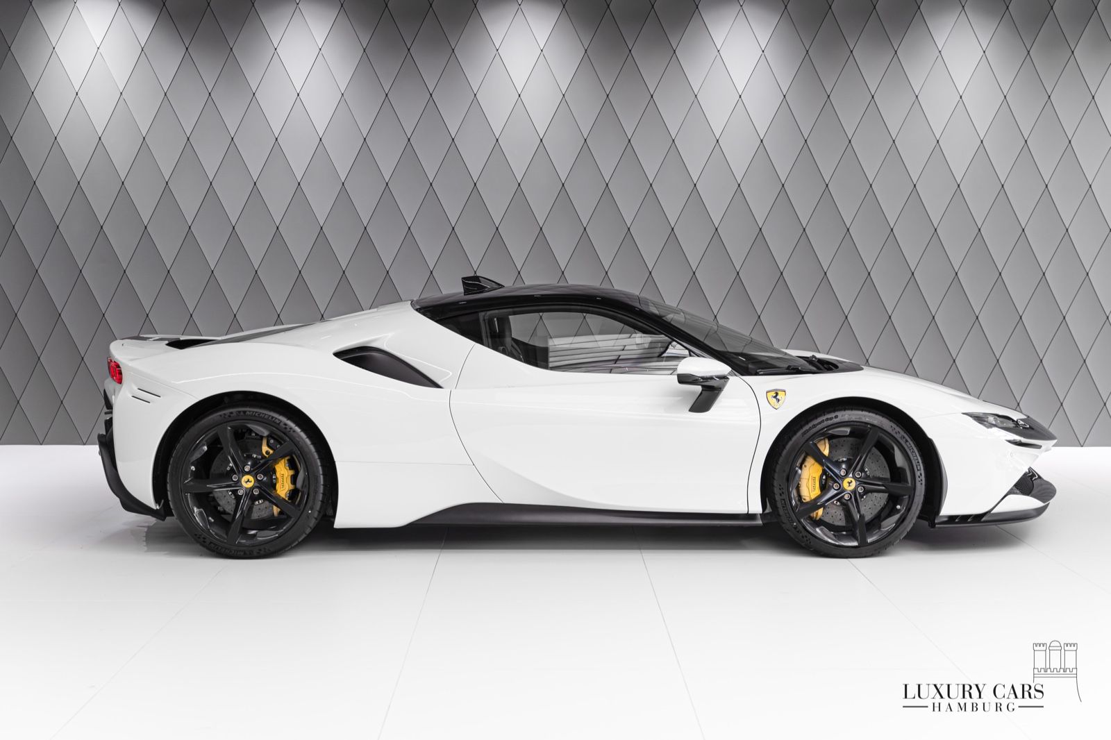 2022 Ferrari SF90, 3/20