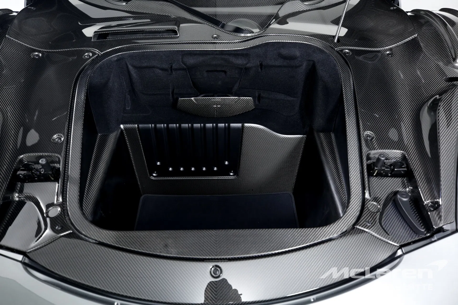 2015 Porsche 918 Spyder trunk
