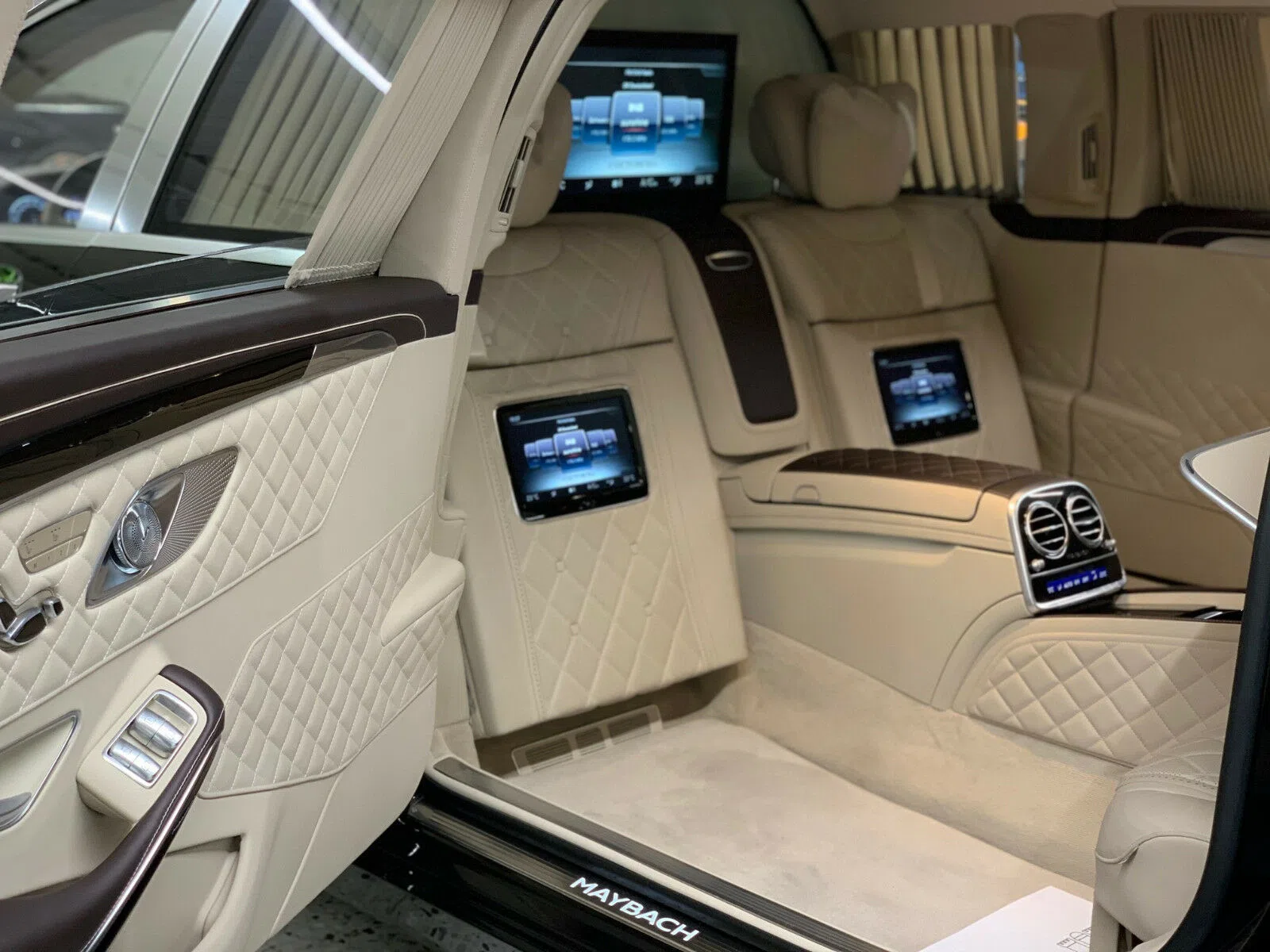 2017 Mercedes-Benz S 600 Maybach Pullman interior, seats, Beige