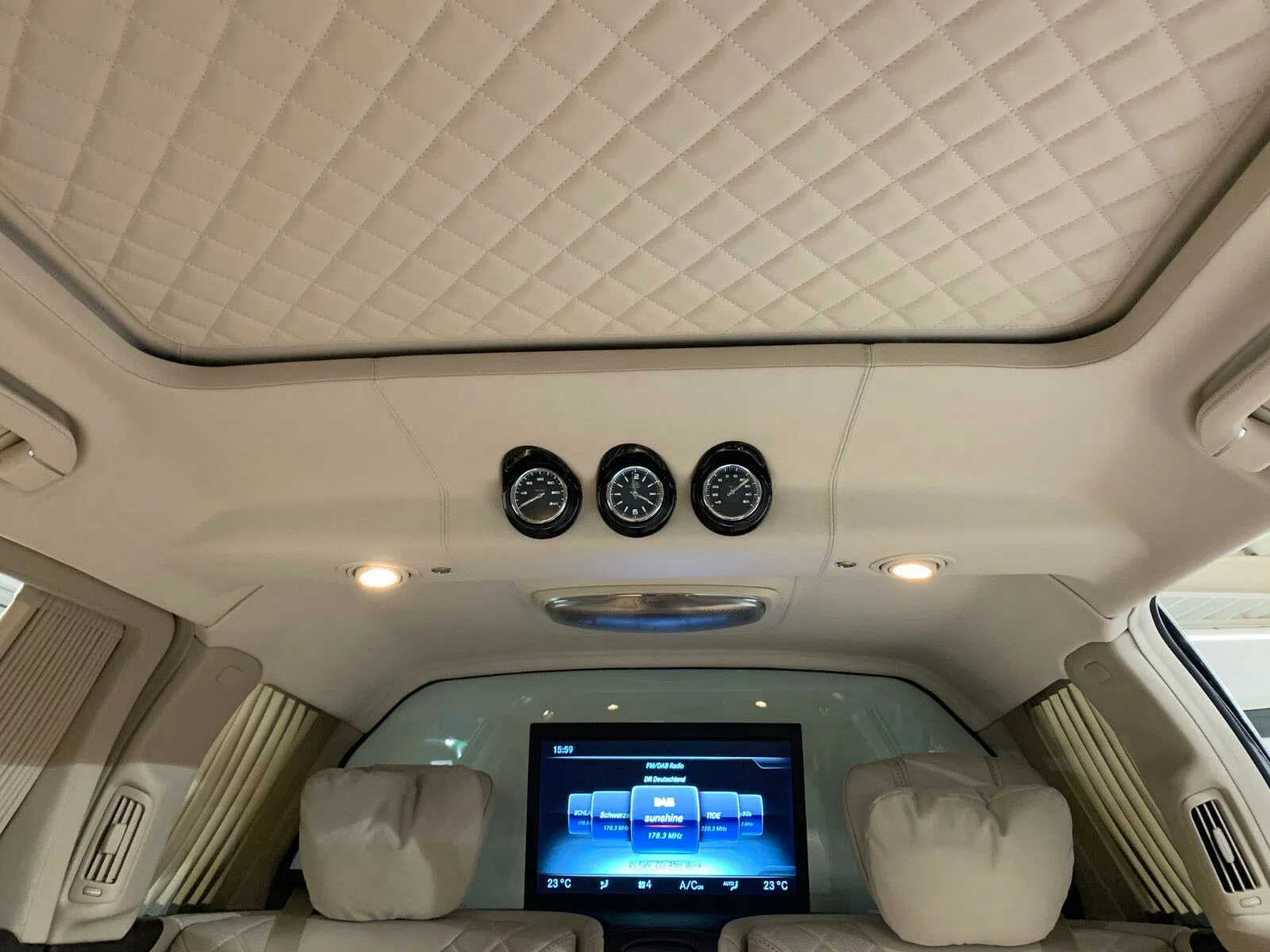 2017 Mercedes-Benz S 600 Maybach Pullman interior, Beige