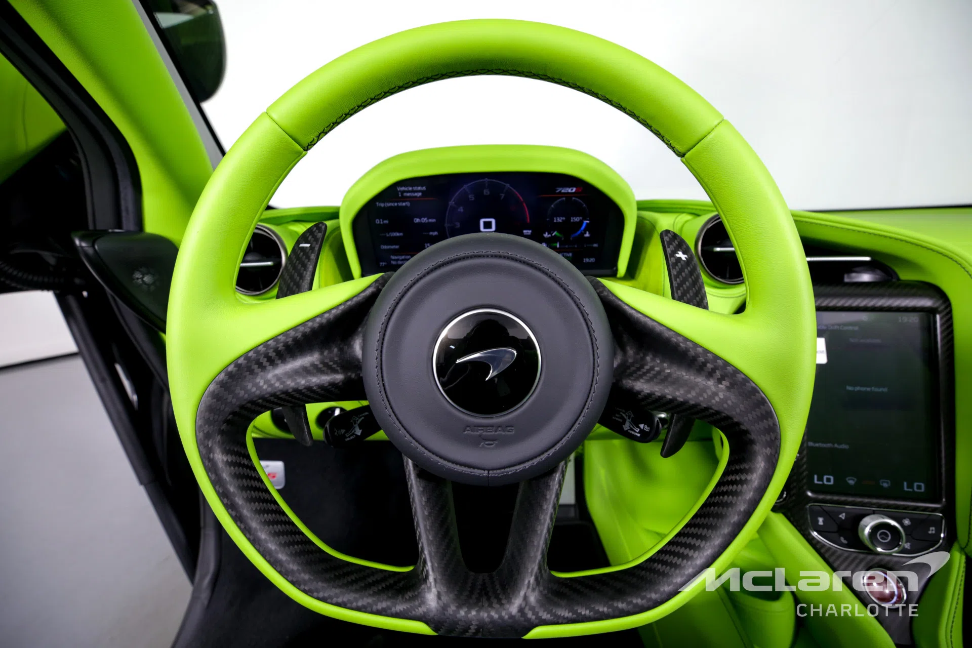 2022 McLaren 720S Spider Performance interior, steering wheel, GREEN (MSO Bespoke Interior)