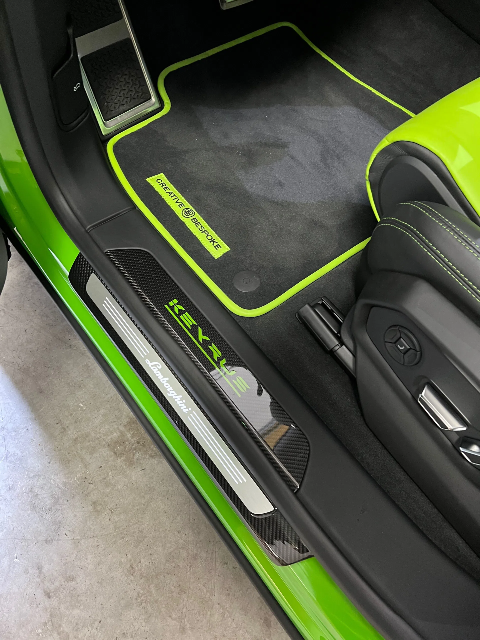2021 Lamborghini Urus Pearl Capsule Keyvany Keyrus interior, door panel, Nero ADE with Verde Faunus