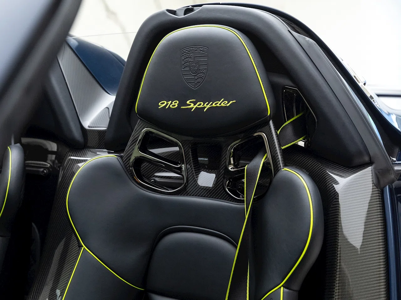2015 Porsche 918 Spyder interior, seats, Onyx Black Leather