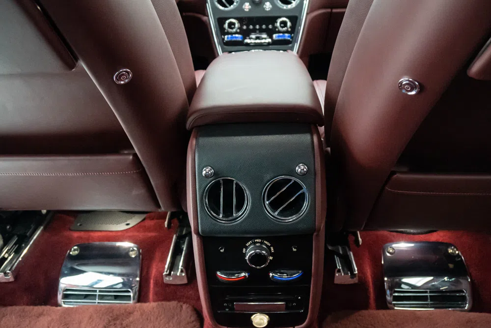 2020 Rolls Royce Cullinan interior, Brown, Full leather