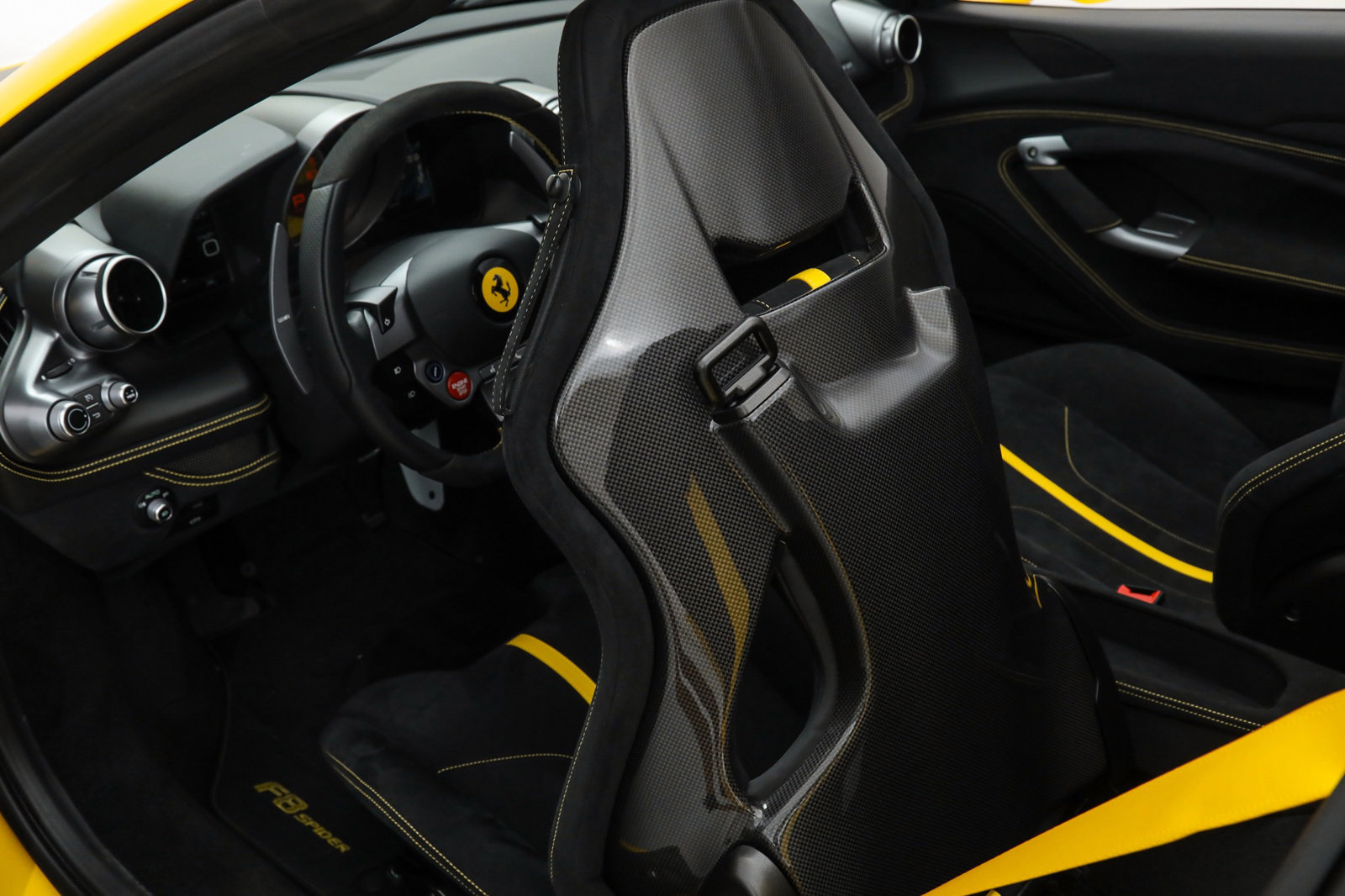2021 Ferrari F8 Spider, 3/20