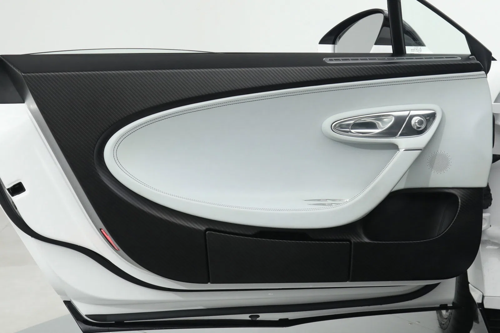 2019 Bugatti Chiron interior, door panel