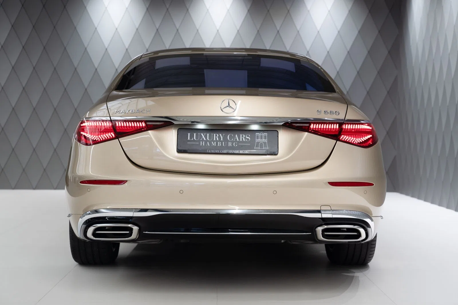2022 Mercedes-Maybach S 680, rear three-quarter view, Travertinbeige gold