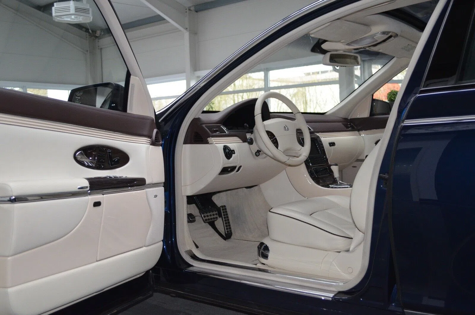 2010 Maybach 57 S interior, door panel, Beige