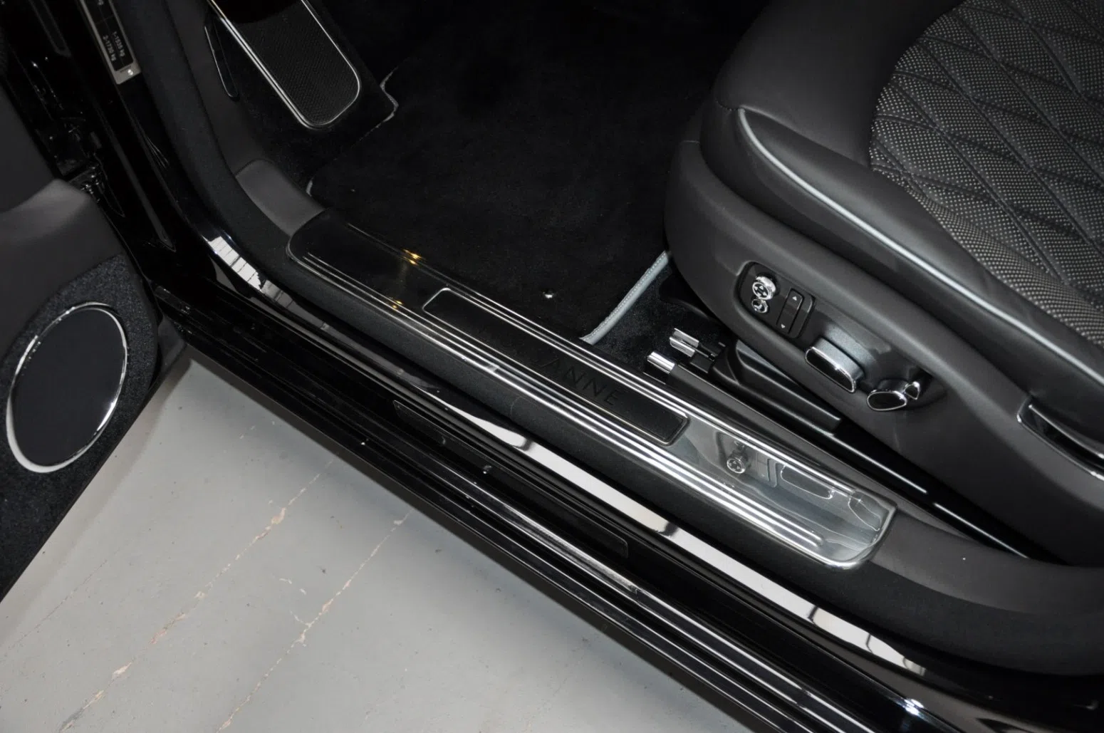 2020 Bentley Mulsanne Speed Mulliner interior, door panel, Black Leather