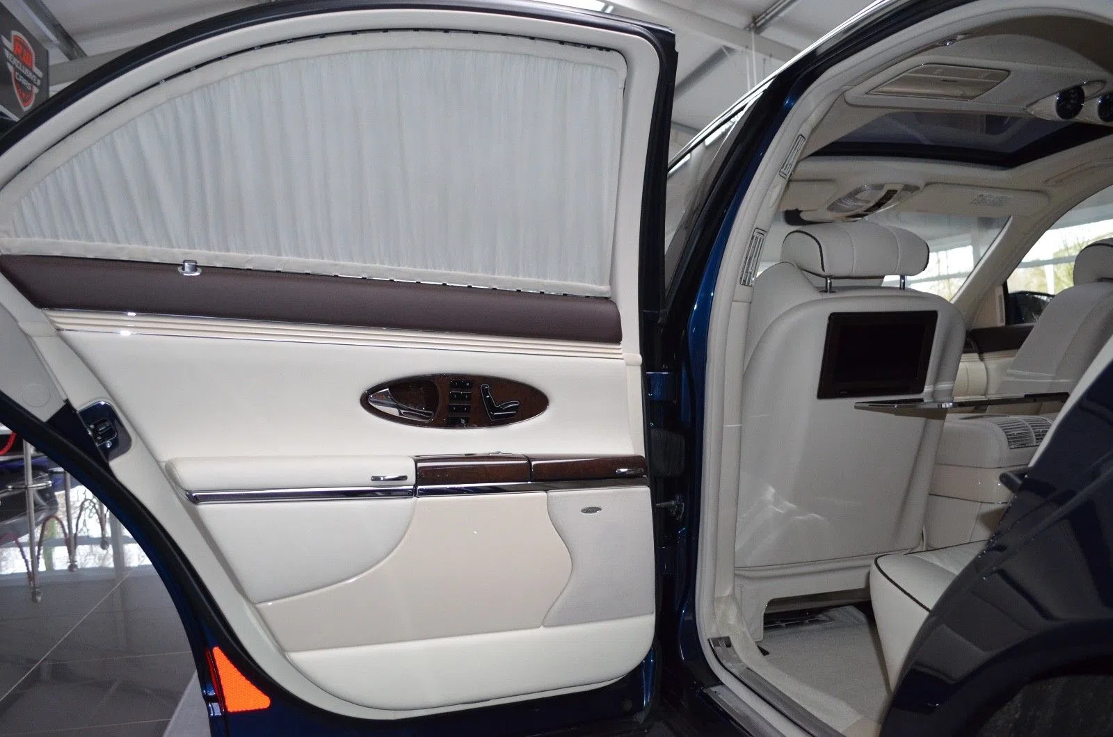 2010 Maybach 57 S interior, door panel, Beige