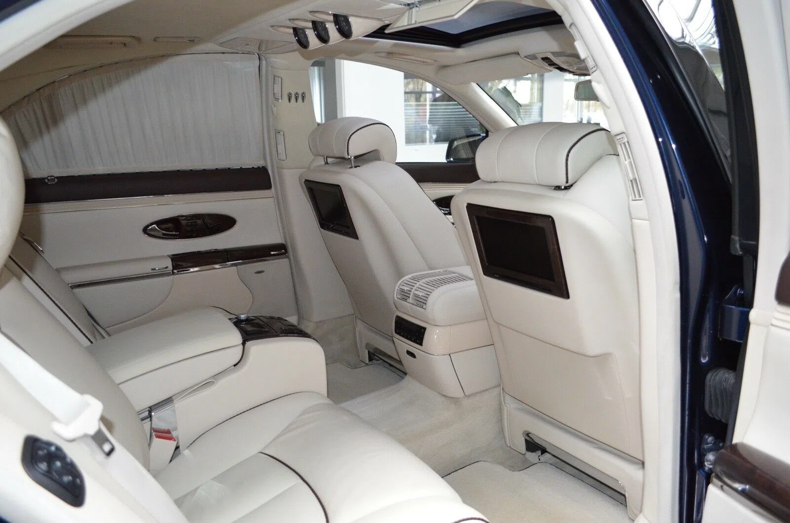 2010 Maybach 57 S interior, seats, Beige