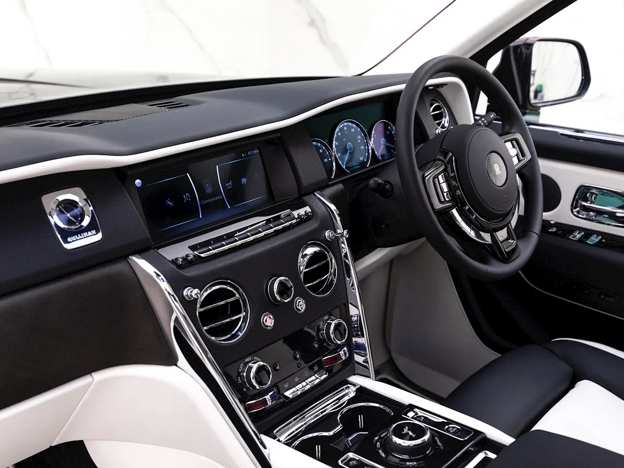2021 Rolls-Royce Cullinan interior, dashboard