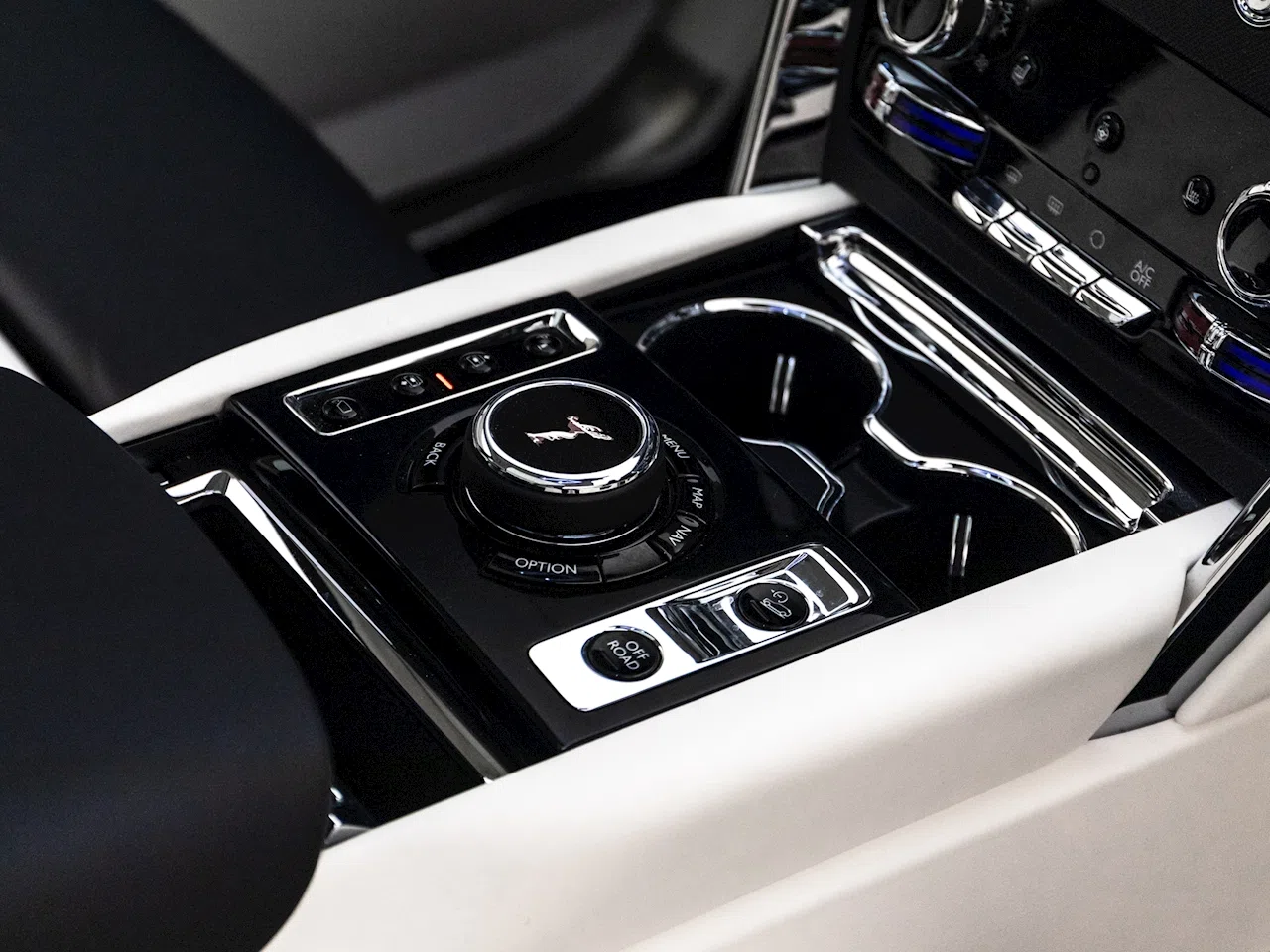 2021 Rolls-Royce Cullinan interior, center console