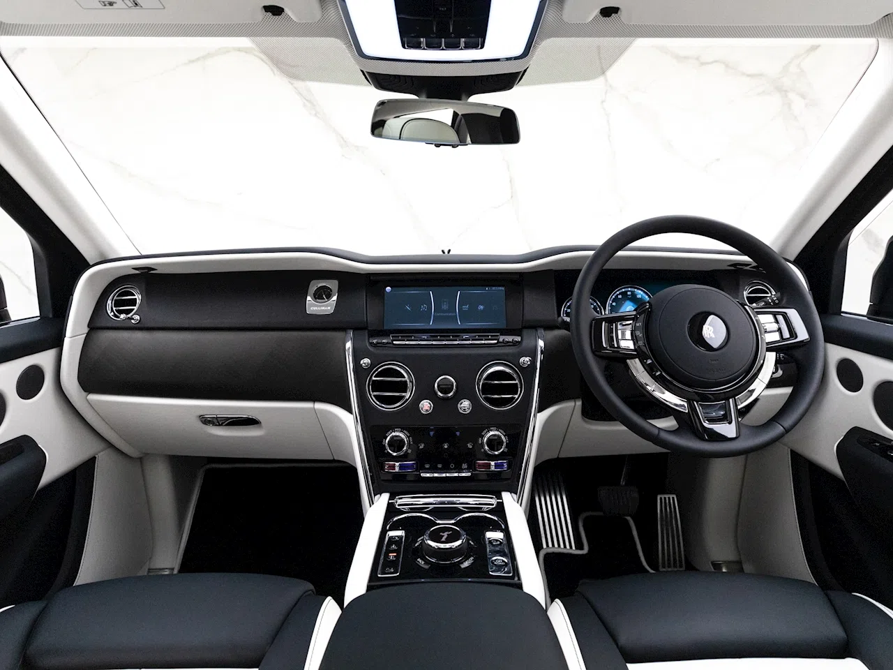 2021 Rolls-Royce Cullinan interior, dashboard