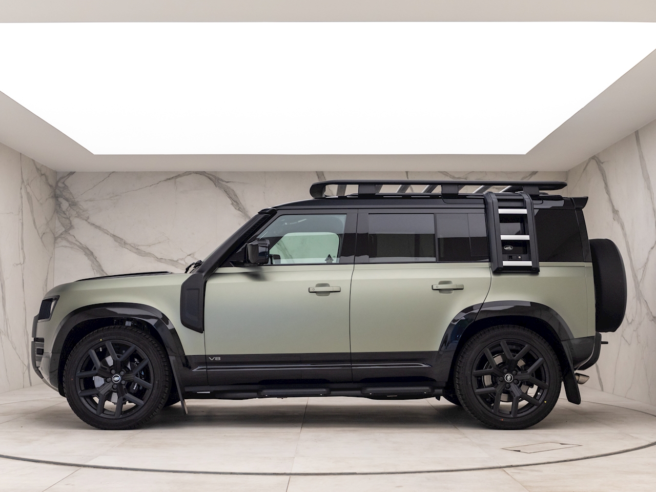 2022 Land Rover Defender 110 V8, 2/19