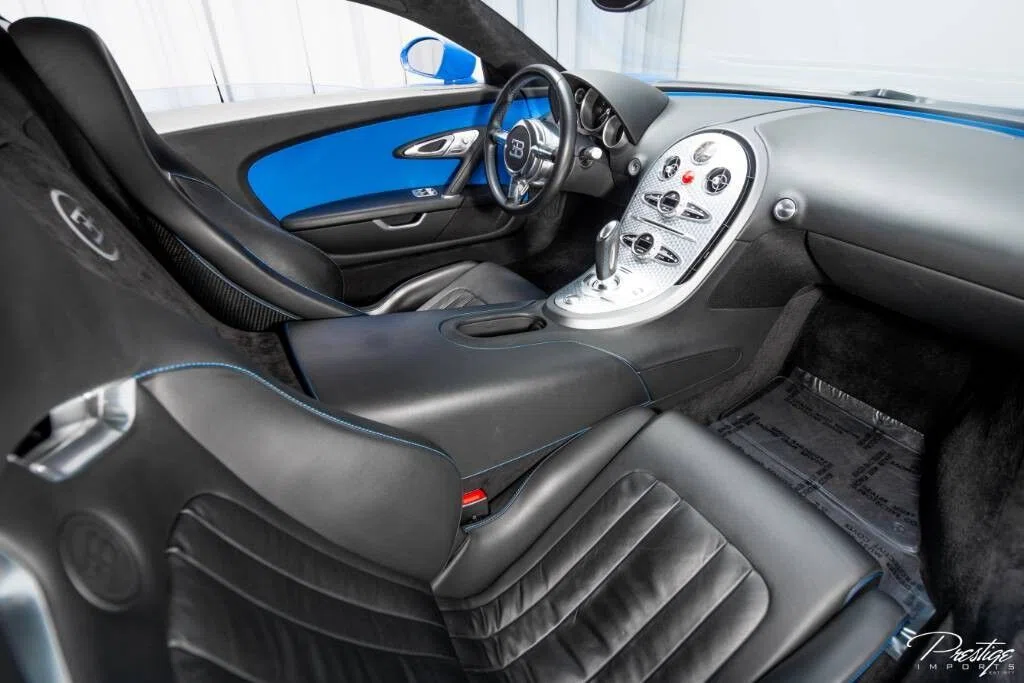 2010 Bugatti Veyron interior, seats, Black