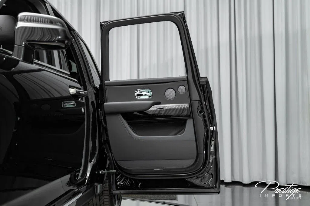 2022 Rolls-Royce Cullinan interior, door panel