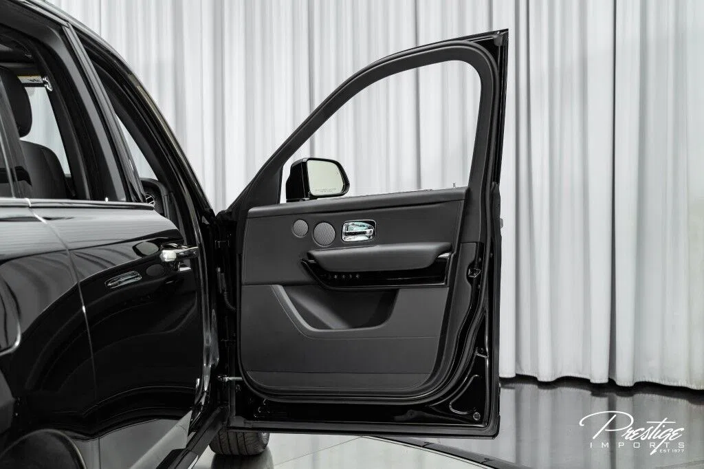 2022 Rolls-Royce Cullinan interior, door panel