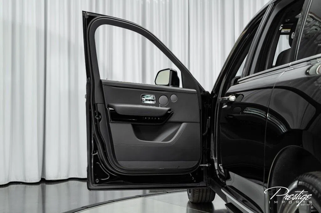 2022 Rolls-Royce Cullinan interior, door panel