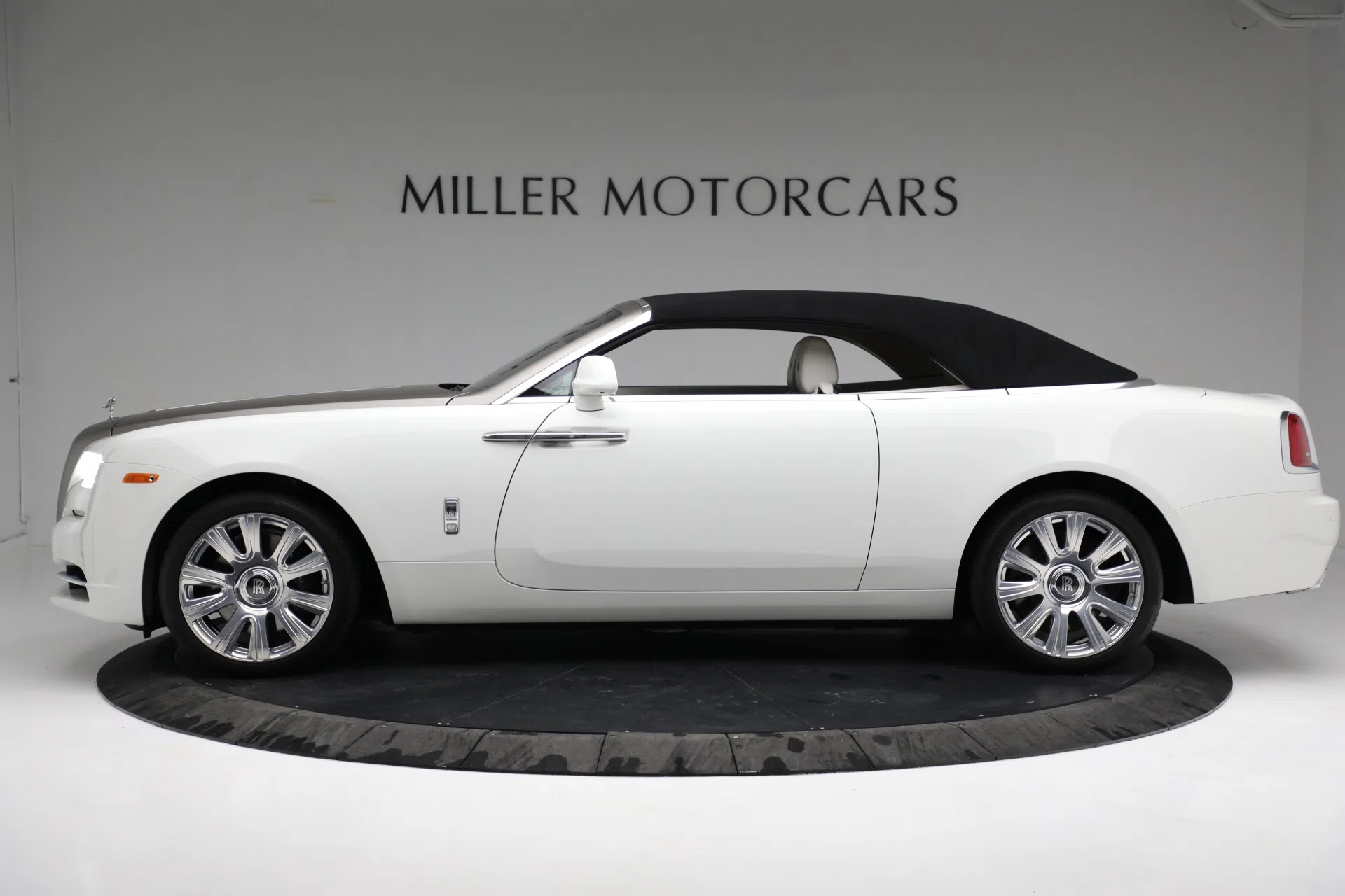 2016 Rolls-Royce Dawn, side profile