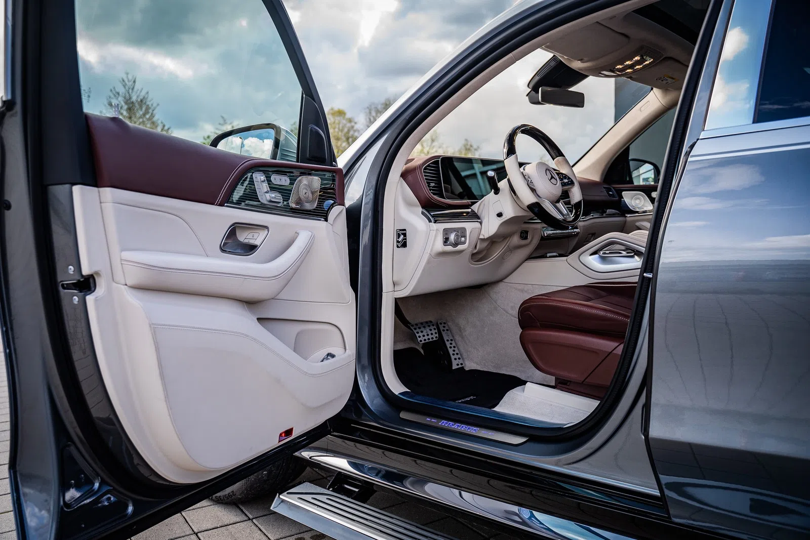 2022 BRABUS GLS 800 interior, door panel