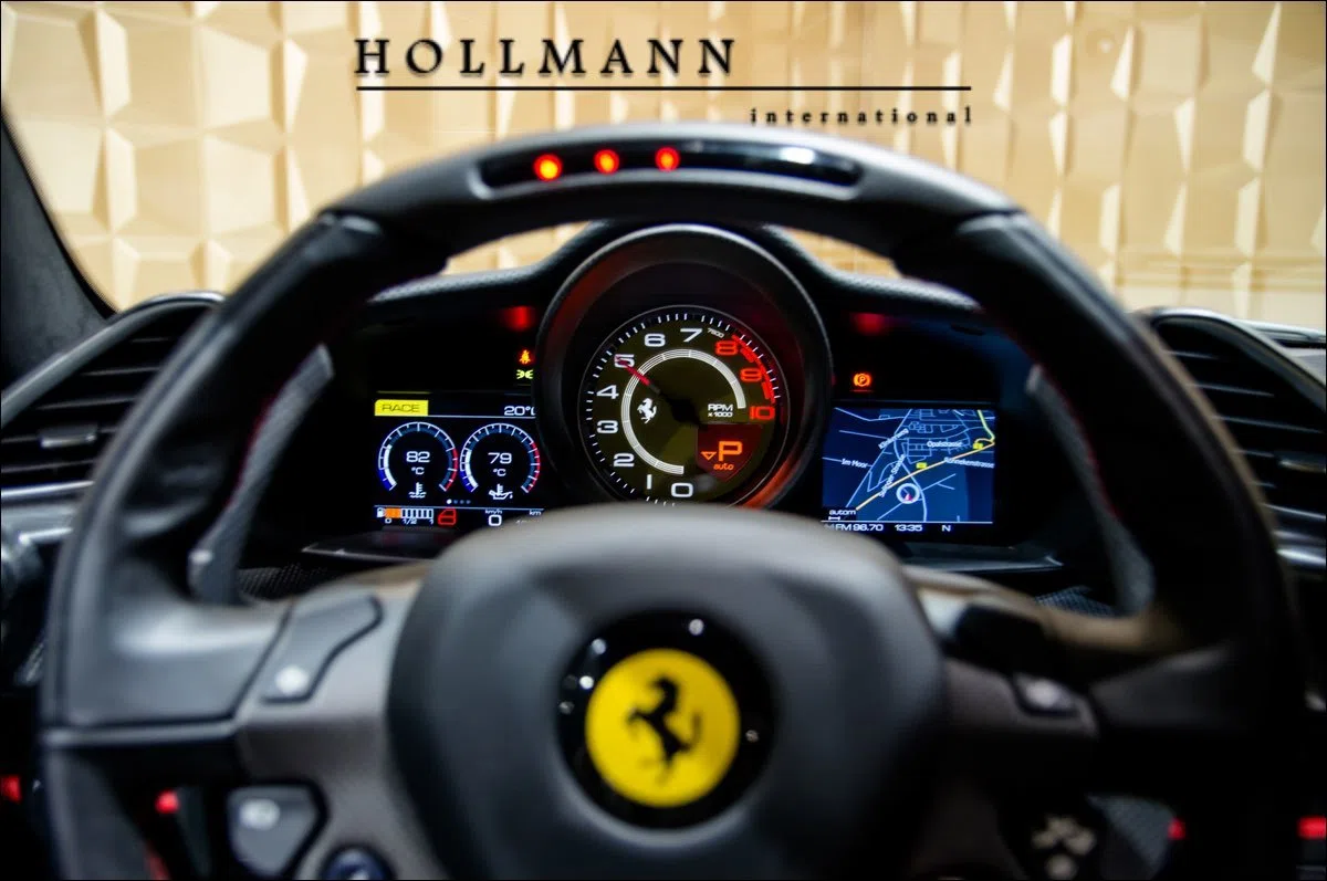 2019 Ferrari 488 Pista interior, Alcantara Nero/ Carbon Seats