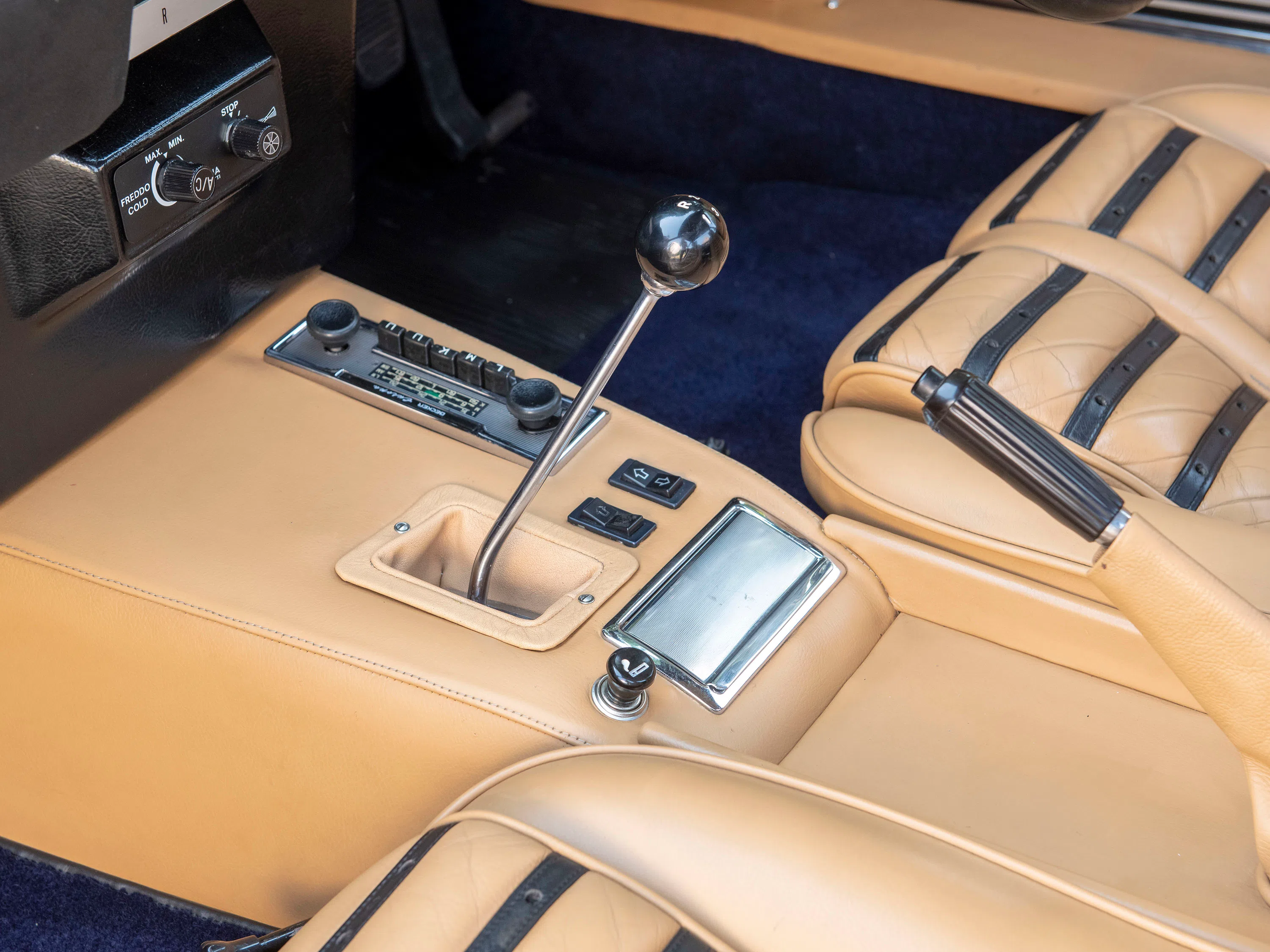 1971 Ferrari 365 GTB/4 Daytona interior, center console, Pelle Beige