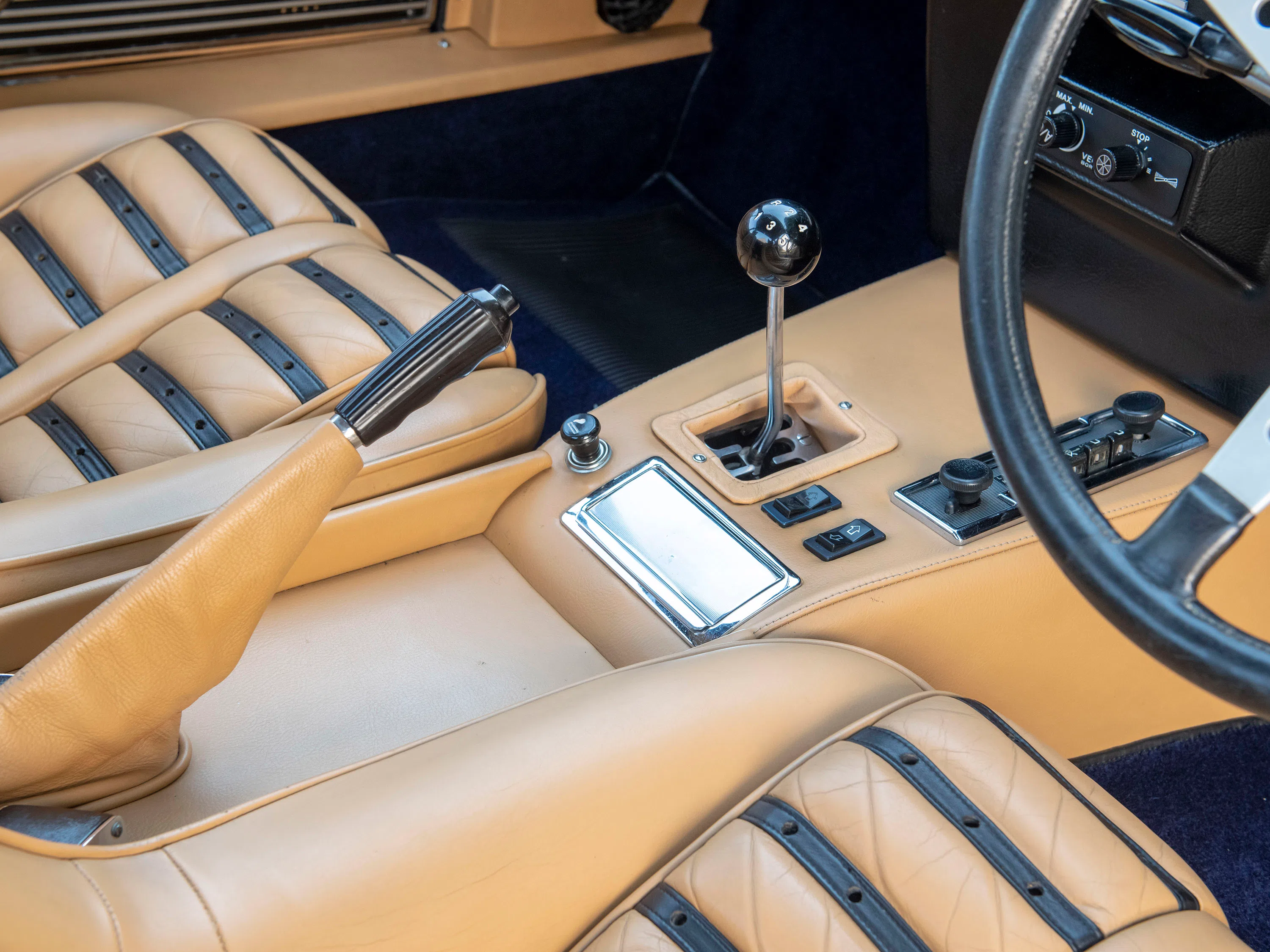 1971 Ferrari 365 GTB/4 Daytona interior, center console, Pelle Beige