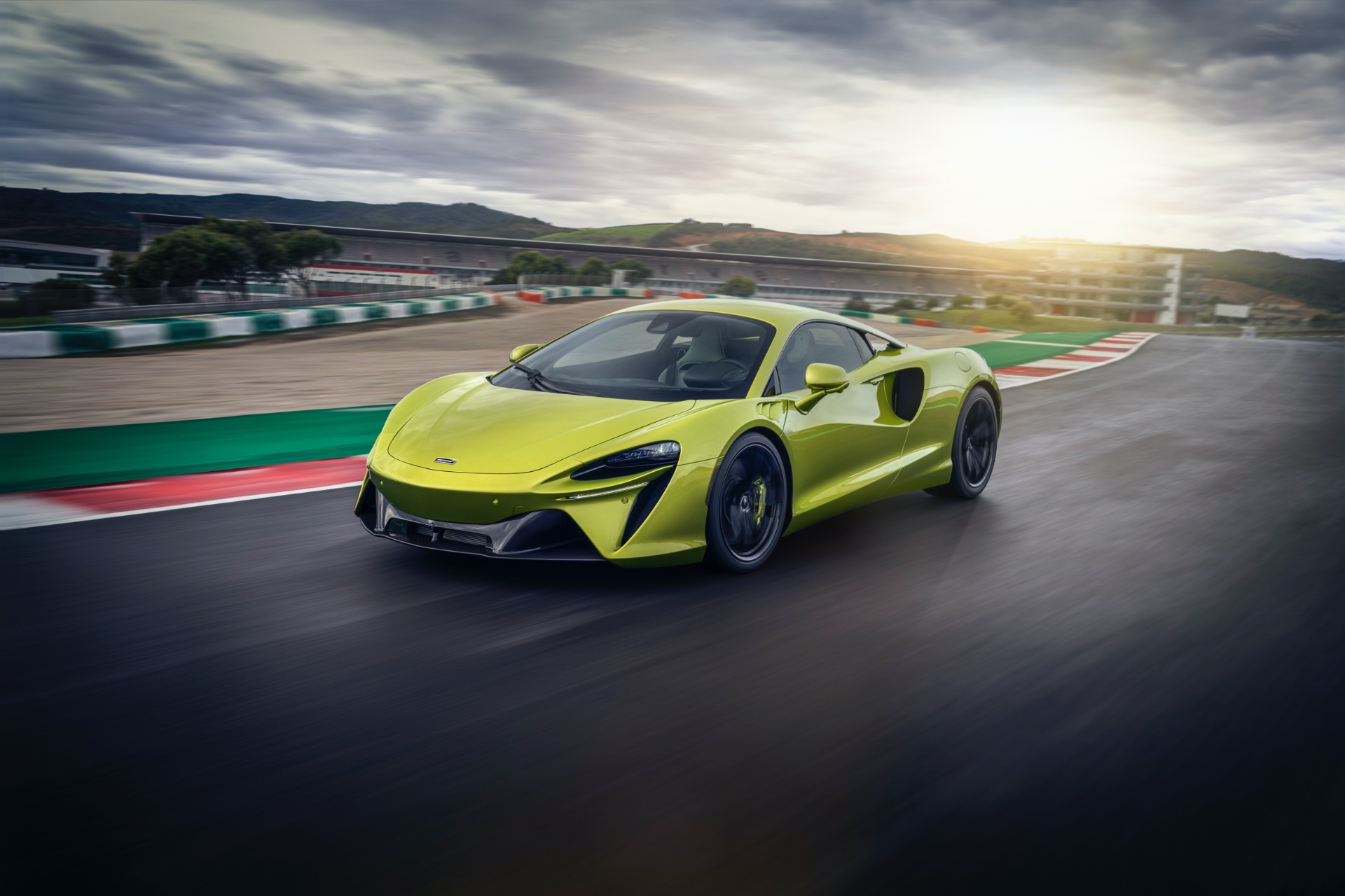 2023 McLaren Artura, 2/8