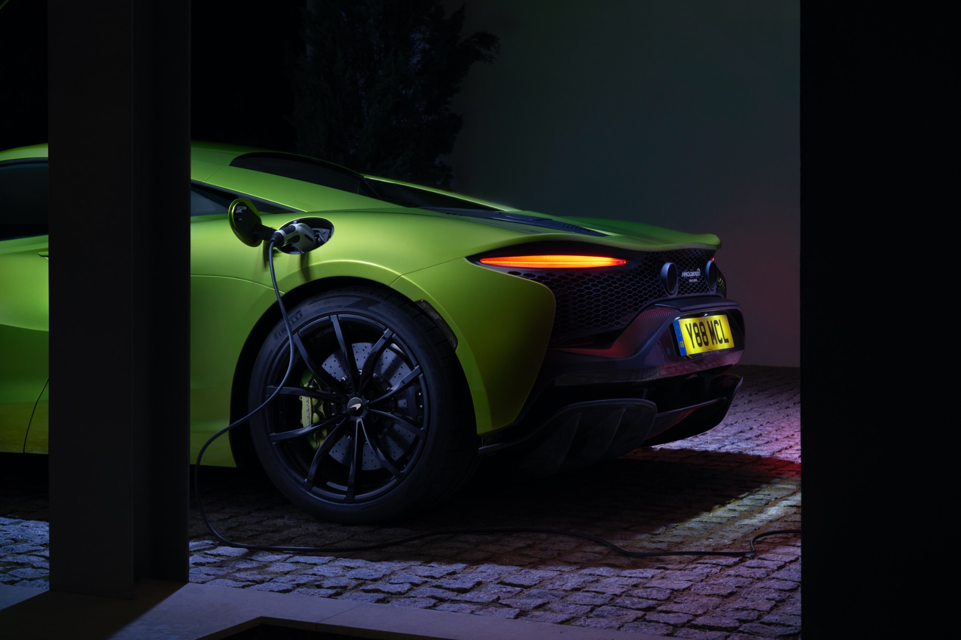 2023 McLaren Artura, 3/8