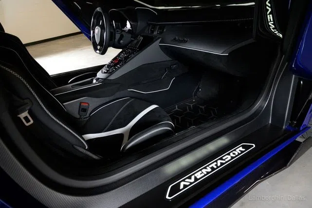 2020 Lamborghini Aventador SVJ Coupe interior, Nero Cosmus