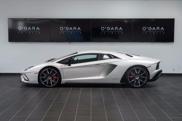 2017 LAMBORGHINI AVENTADOR S, 4/14