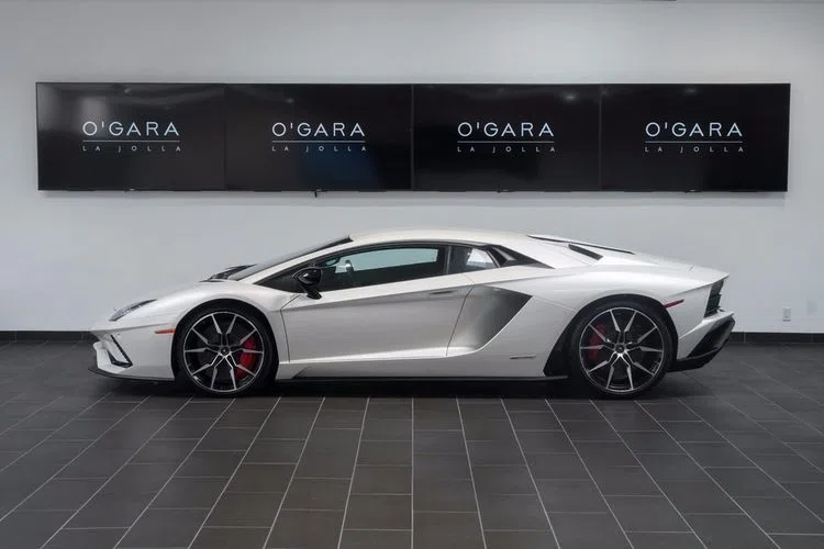 2017 Lamborghini Aventador S for sale, exterior, Balloon White