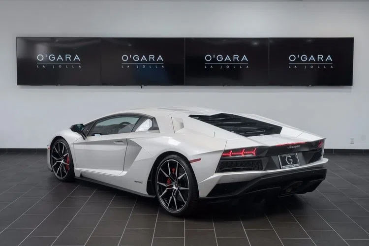 2017 Lamborghini Aventador S for sale, exterior, Balloon White