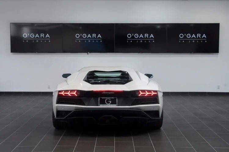 2017 Lamborghini Aventador S for sale, exterior, Balloon White