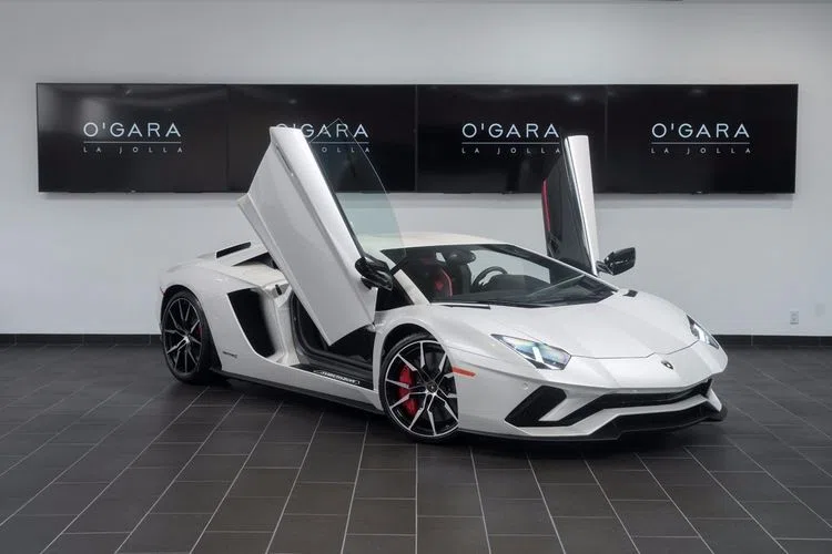 2017 Lamborghini Aventador S for sale, exterior, Balloon White