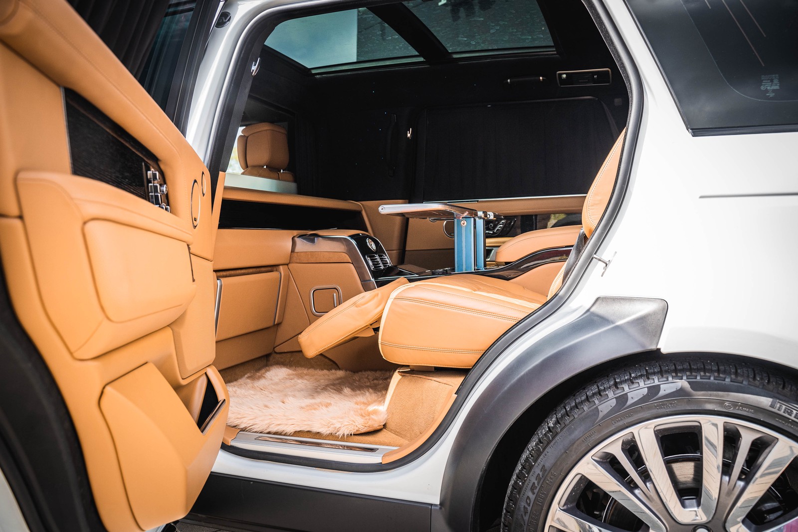 2022 Range Rover SV Autobiography with VIP +600mm, 2/20