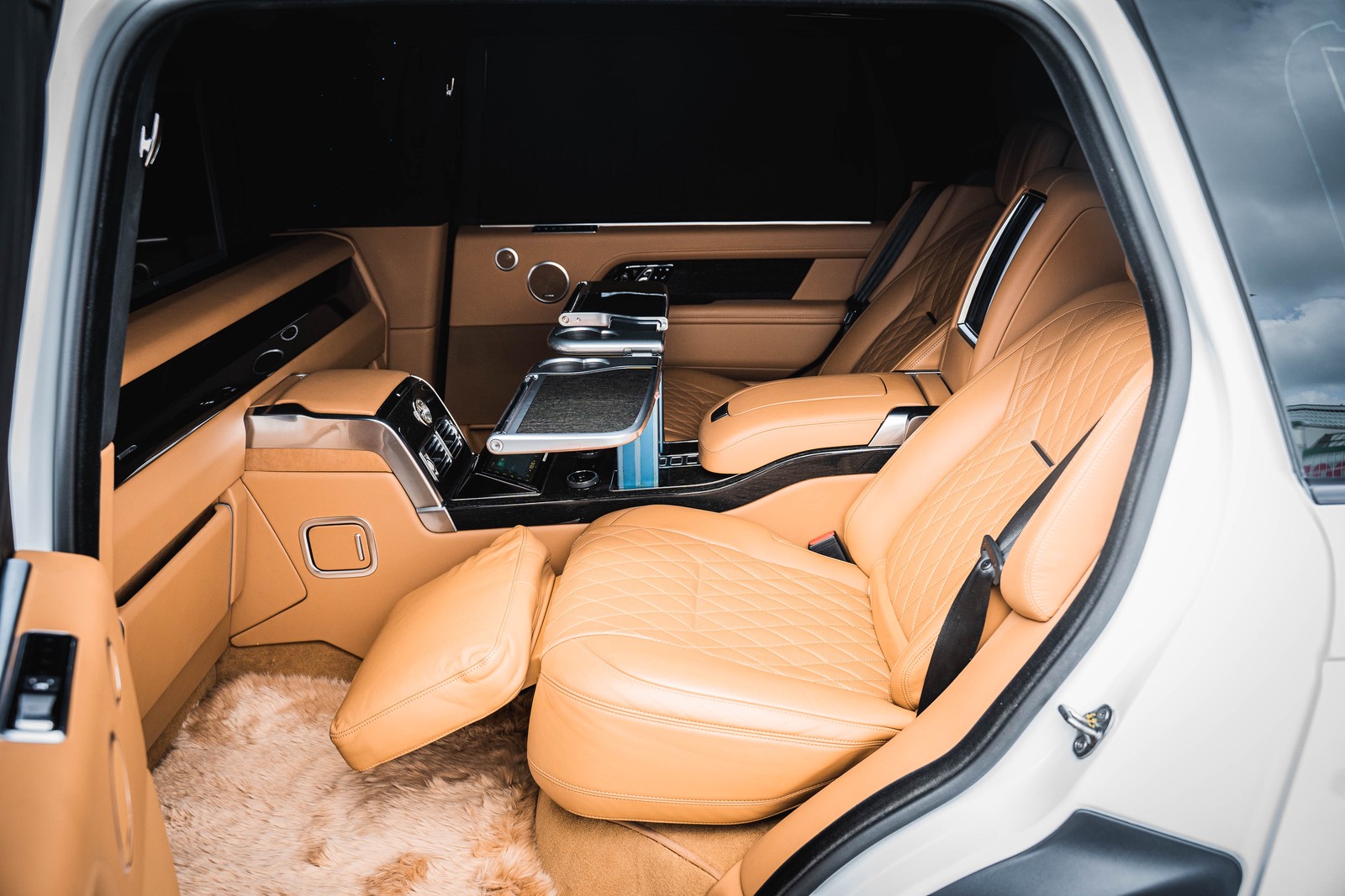2022 Range Rover SV Autobiography with VIP +600mm, 13/20