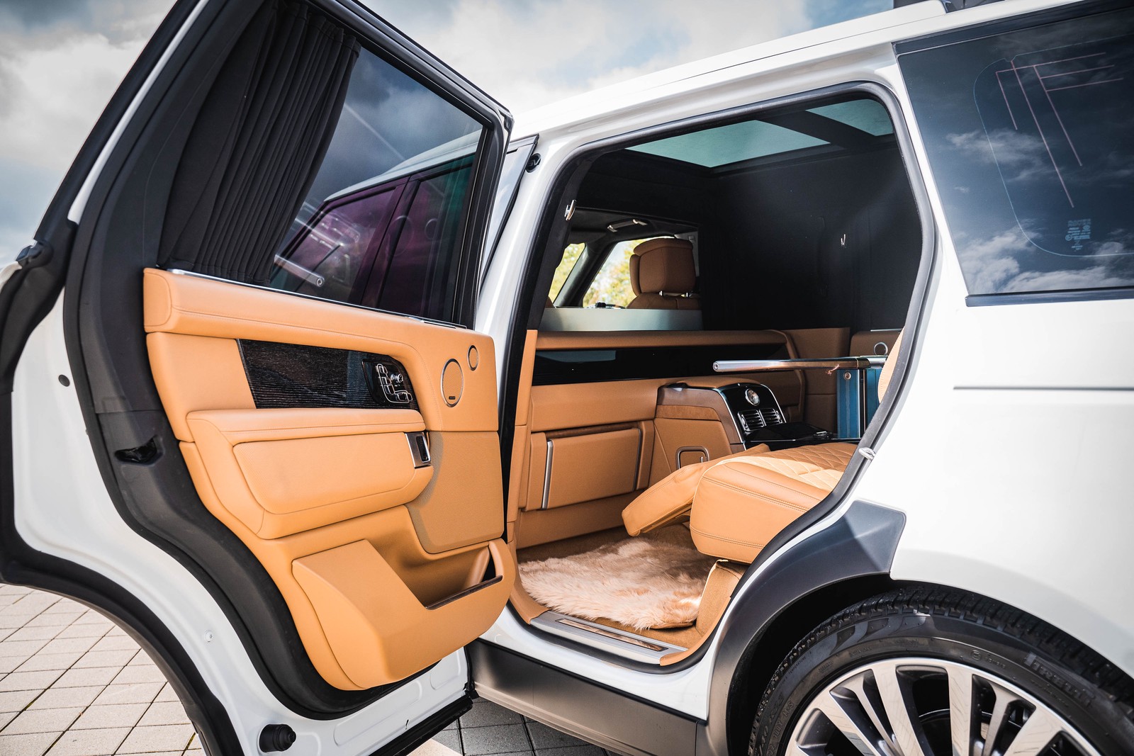 2022 Range Rover SV Autobiography with VIP +600mm, 14/20