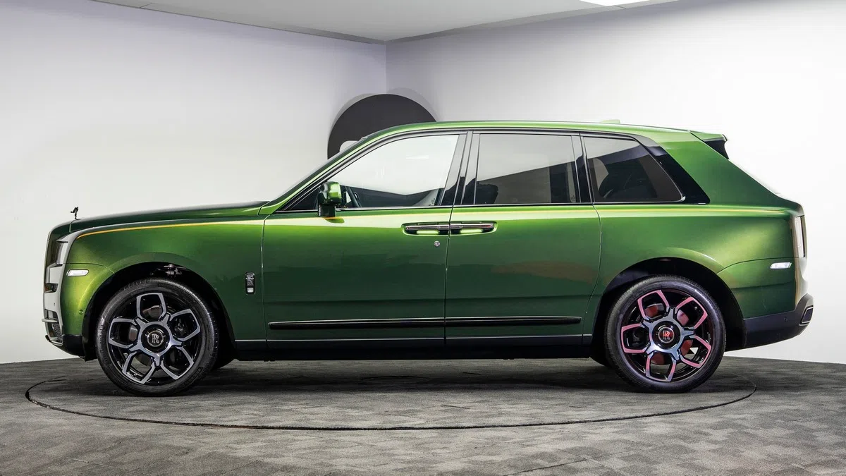 2021 Rolls Royce Cullinan Black Badge, side profile