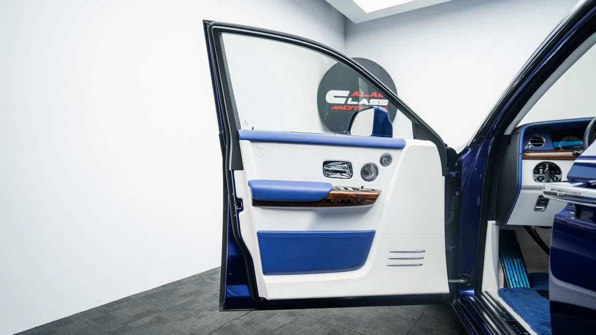 2019 Rolls Royce Phantom interior, door panel
