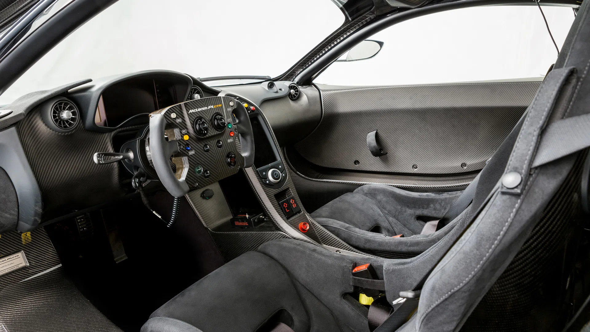 2015 MCLAREN P1 GTR interior, dashboard, Alcantara schwarz