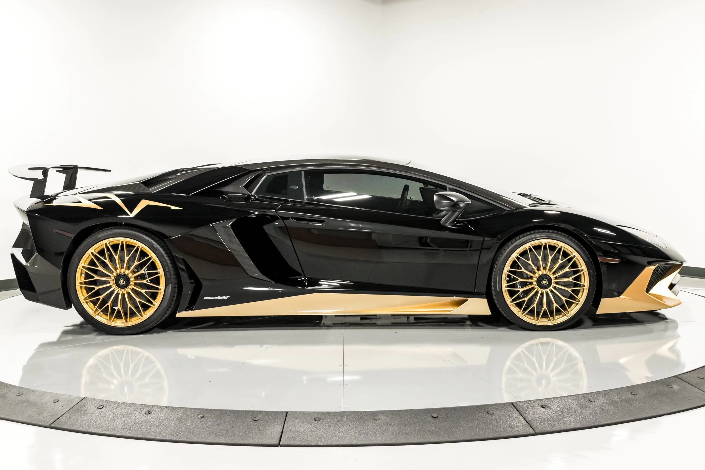 2017 Lamborghini Aventador SV LP 750-4, 2/28